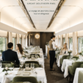 Vue panoramique du grand train Great Southern Rail traversant des paysages australiens