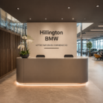 Photographie de l'extérieur du concessionnaire Hillington BMW, mettant en avant son architecture moderne.