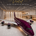 Un magnifique jet privé violet garé dans un luxueux hangar