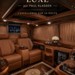 Véhicule de luxe KLASSEN dans un showroom moderne