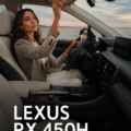Vue élégante du SUV hybride Lexus RX 450H sur une route