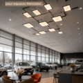 Plafond acoustique en plâtre dans un showroom moderne