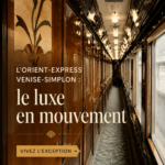 Intérieur luxueux de l'Orient Express avec des sièges élégants et une ambiance chaleureuse.
