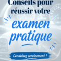 Une femme souriante réussit son examen de conduite pratique