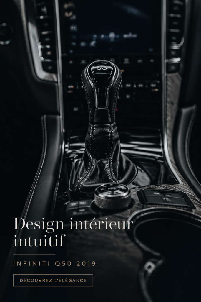 Intérieur luxueux du INFINITI Q50 avec finitions en cuir et bois.