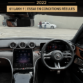 Vue élégante de la Mercedes-Benz C300d 2022 sur la route, mettant en avant son design moderne.