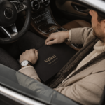 Parfum Vilicci dans un intérieur de voiture de luxe, créant une ambiance relaxante.