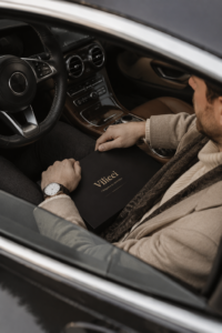 Parfum Vilicci dans un intérieur de voiture de luxe, créant une ambiance relaxante.