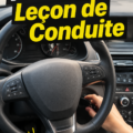 Femme apprenant à conduire une voiture automatique lors de sa première leçon.