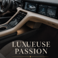 Vue d'une voiture de luxe avec un design élégant sur une route ensoleillée