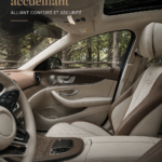 Intérieur élégant d'une voiture de luxe avec sièges confortables et design raffiné