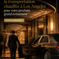Vue d'une élégante voiture avec chauffeur prête pour un événement de luxe.