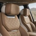 Intérieur luxueux du Range Rover SV 2023 avec cuir et technologies modernes.
