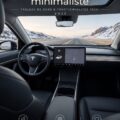 Vue intérieure de la Tesla Model 3 montrant son design minimaliste et moderne.