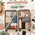 Un bagage à main minimaliste bien rangé, prêt pour le voyage, avec des vêtements raffinés et des accessoires pratiques.
