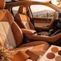 Intérieur d'un SUV en teintes ambrées, chaleureux et élégant
